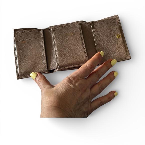 Gucci Taupe marmot small trifold Leather Wallet with Gold Logo - Picture 5 of 15